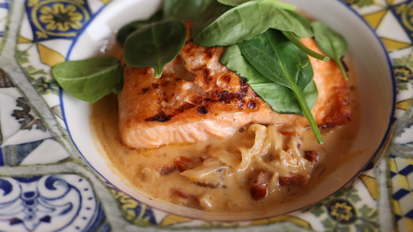 Ovnbagt laks med spinat og cremet sauce