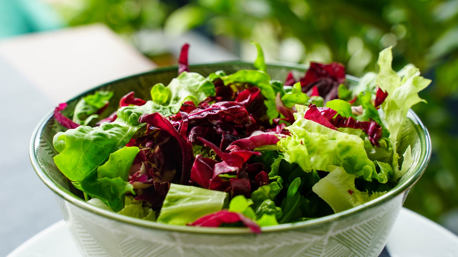 Frisk grøn salat med sprøde blade og radicchio i en skål